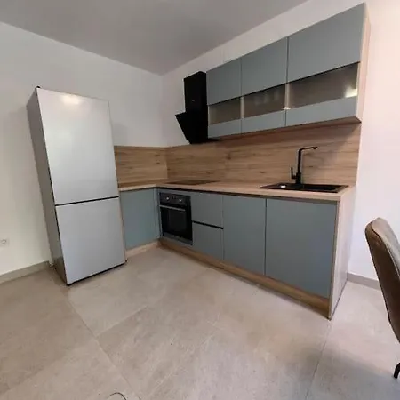 New 1 Bedroom Near Center And Апартаменти