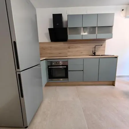 New 1 Bedroom Near Center And Apartment *